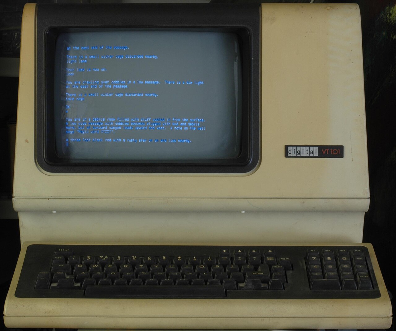DEC VT100 с текстовым квестом Adventure — весь интерфейс живёт в строках текста.