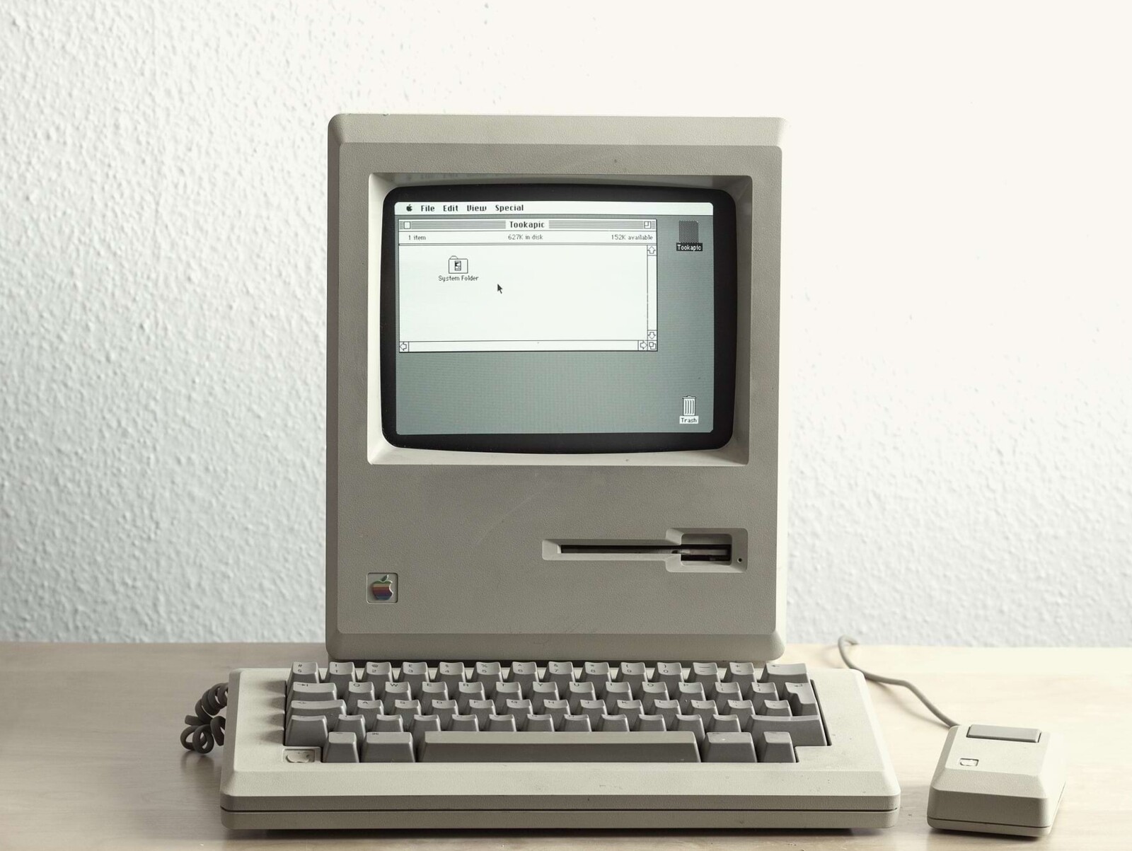 Apple Macintosh 128K — GUI, мышь и компактный монохромный экран.