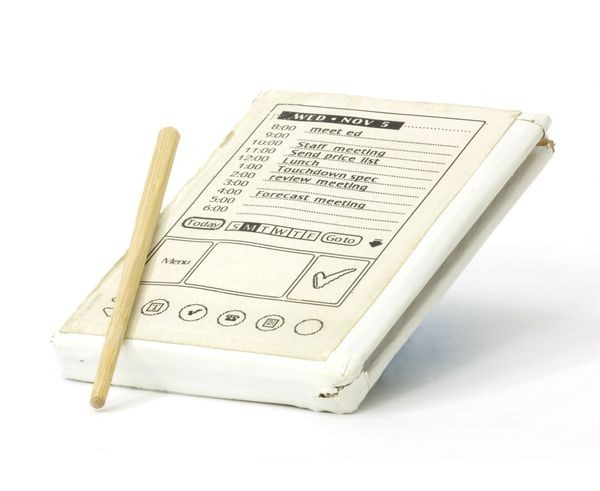 Деревянный макет PalmPilot и палочка вместо stylus — имитация реальных сценариев до создания устройства.