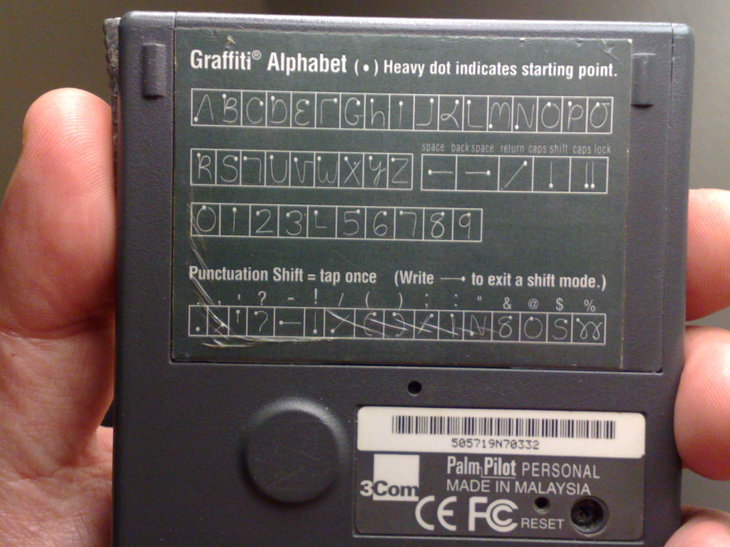 Graffiti cheat sheet на корпусе Palm: человек учился писать так, как понимает устройство.