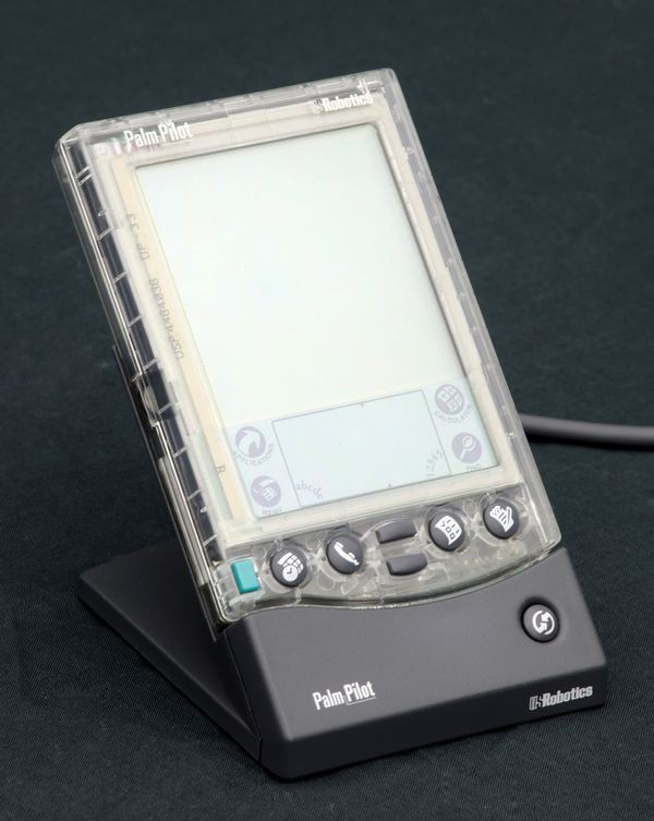 PalmPilot 1000 — быстрый карманный organizer вместо уменьшенного настольного компьютера.