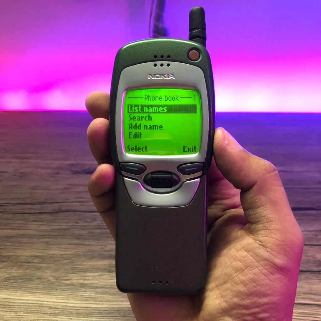 На дисплее Nokia 7110 видны подписи Select и Exit прямо над двумя физическими кнопками.