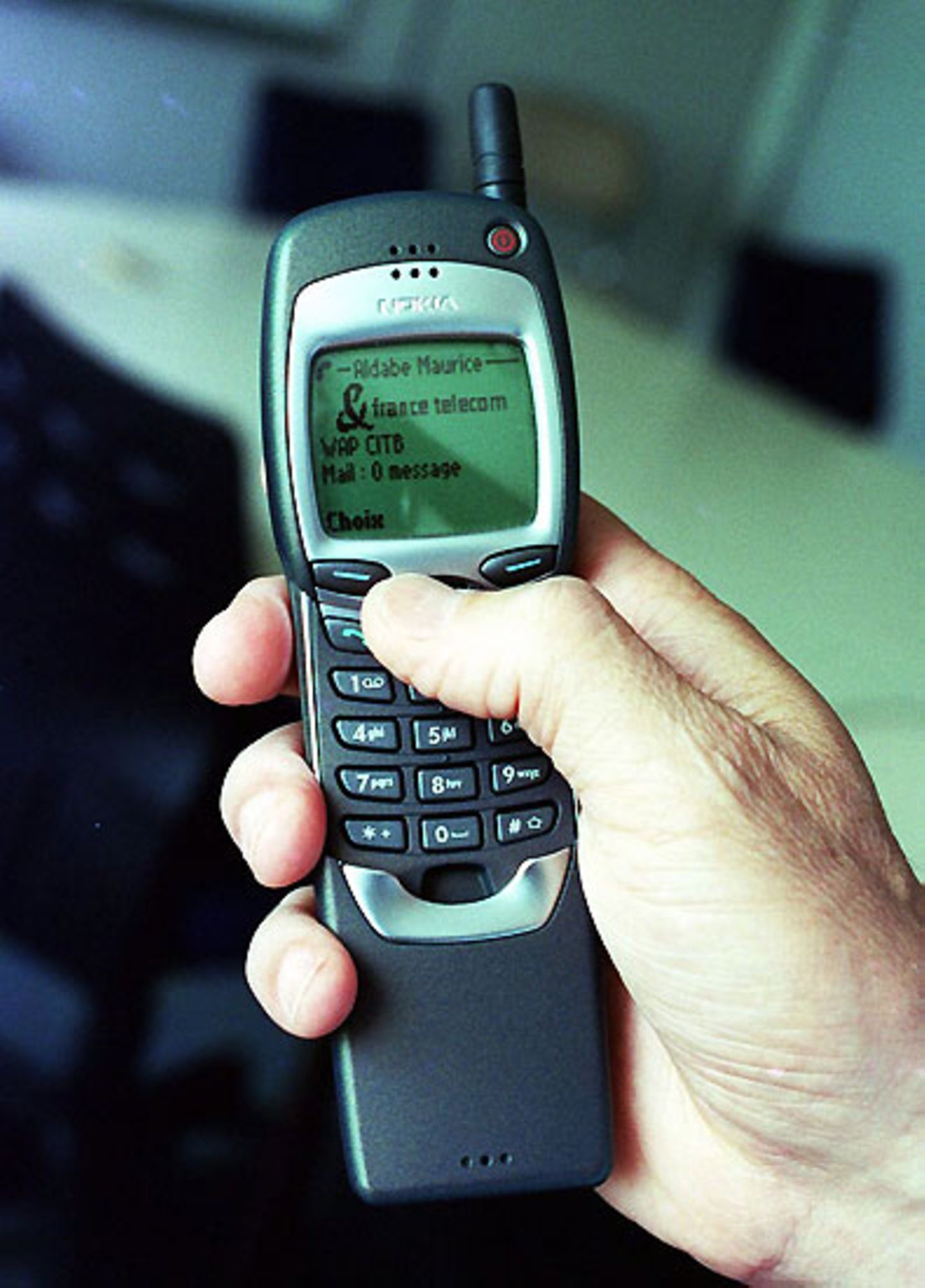Nokia 7110 с WAP-экраном; между soft keys расположен Navi Roller для непрерывного скролла.