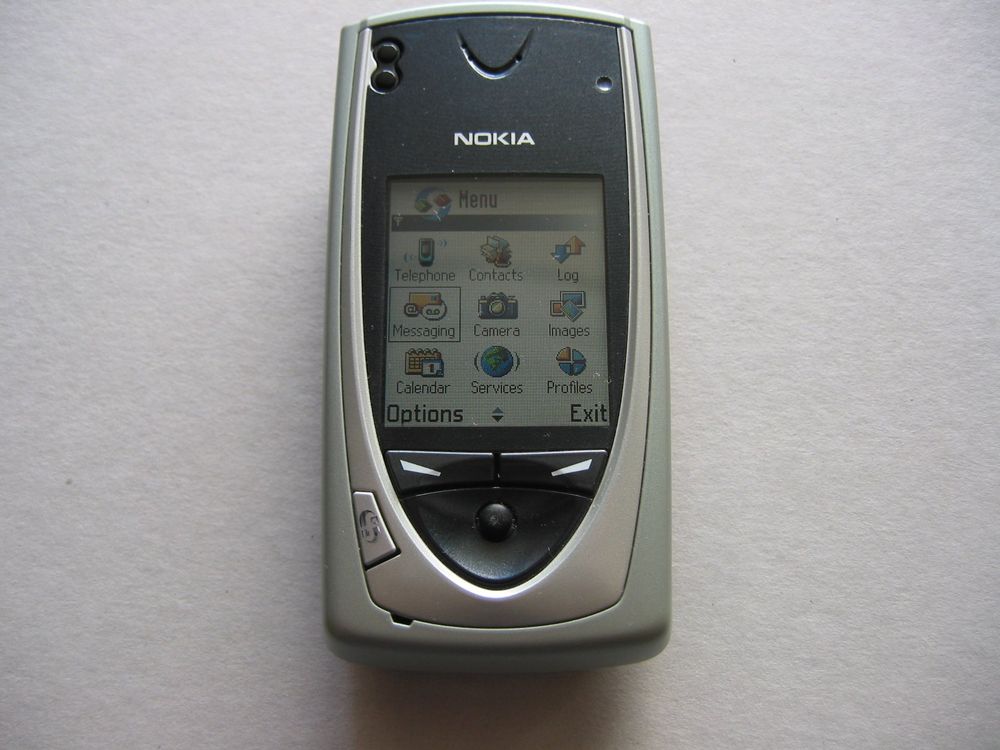 Nokia 7650 с открытым меню: цветные иконки и центральный 5-way joystick.
