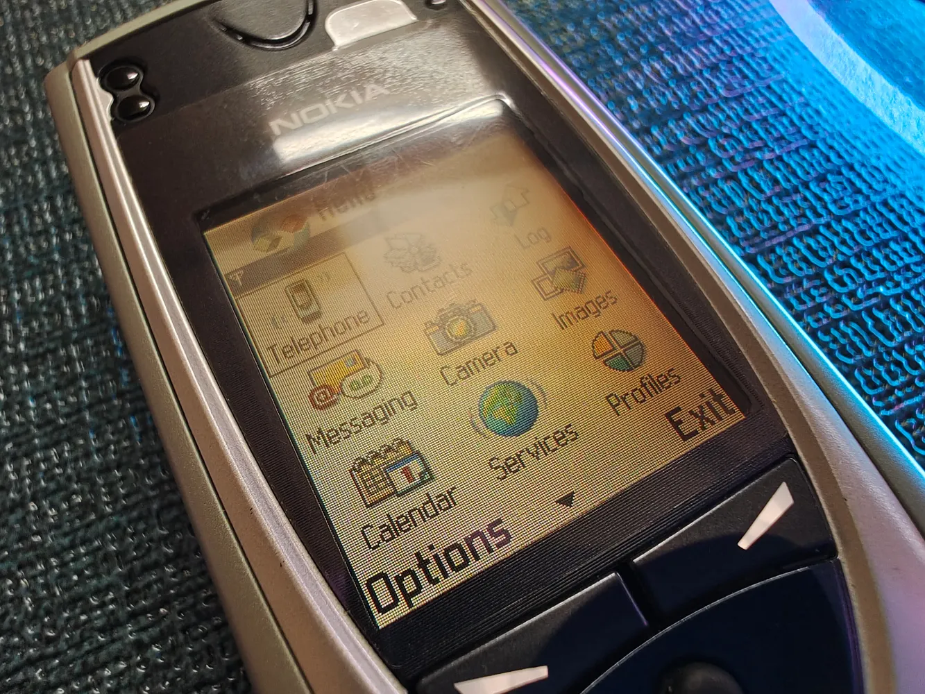 Крупный план интерфейса Nokia 7650: focus перемещается между заранее определёнными объектами.