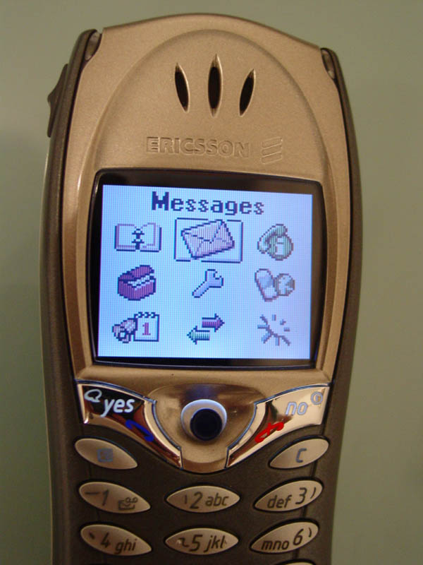 Цветное icon menu Ericsson T68 — графическая революция при всё ещё кнопочном управлении.