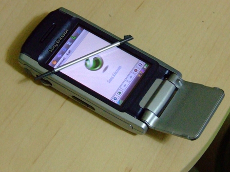 Sony Ericsson P900 с открытым flip, touchscreen и stylus — несколько моделей ввода в одном корпусе.