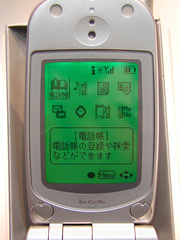 NTT DoCoMo N502i: маленький monochrome screen, icon grid и специальные i-mode controls.