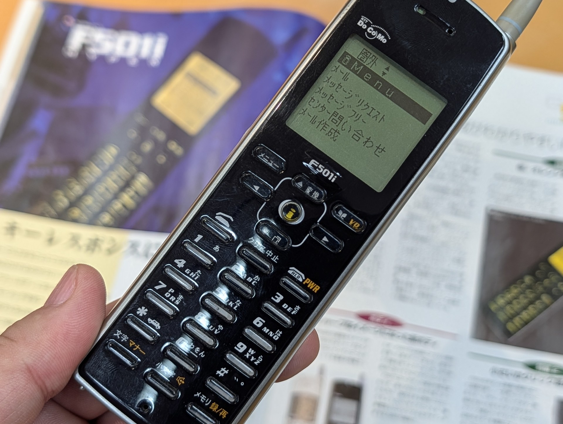 F501i с ранним i-mode menu: отдельный мобильный интернет под экран, кнопки и сеть своего времени.