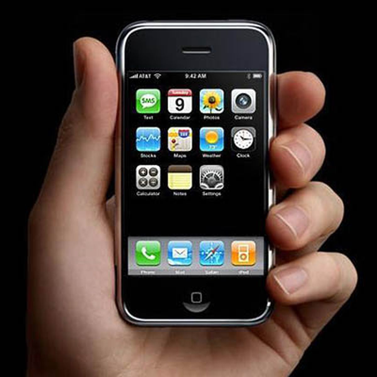 Реальный original iPhone в руке: finger-first UI вместо stylus и постоянной клавиатуры.
