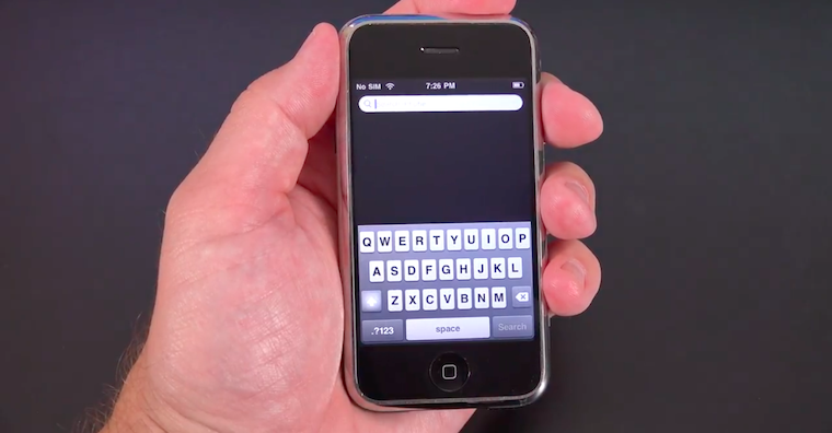 Первый iPhone в руке с реальной экранной QWERTY: keyboard занимает поверхность только в момент ввода.