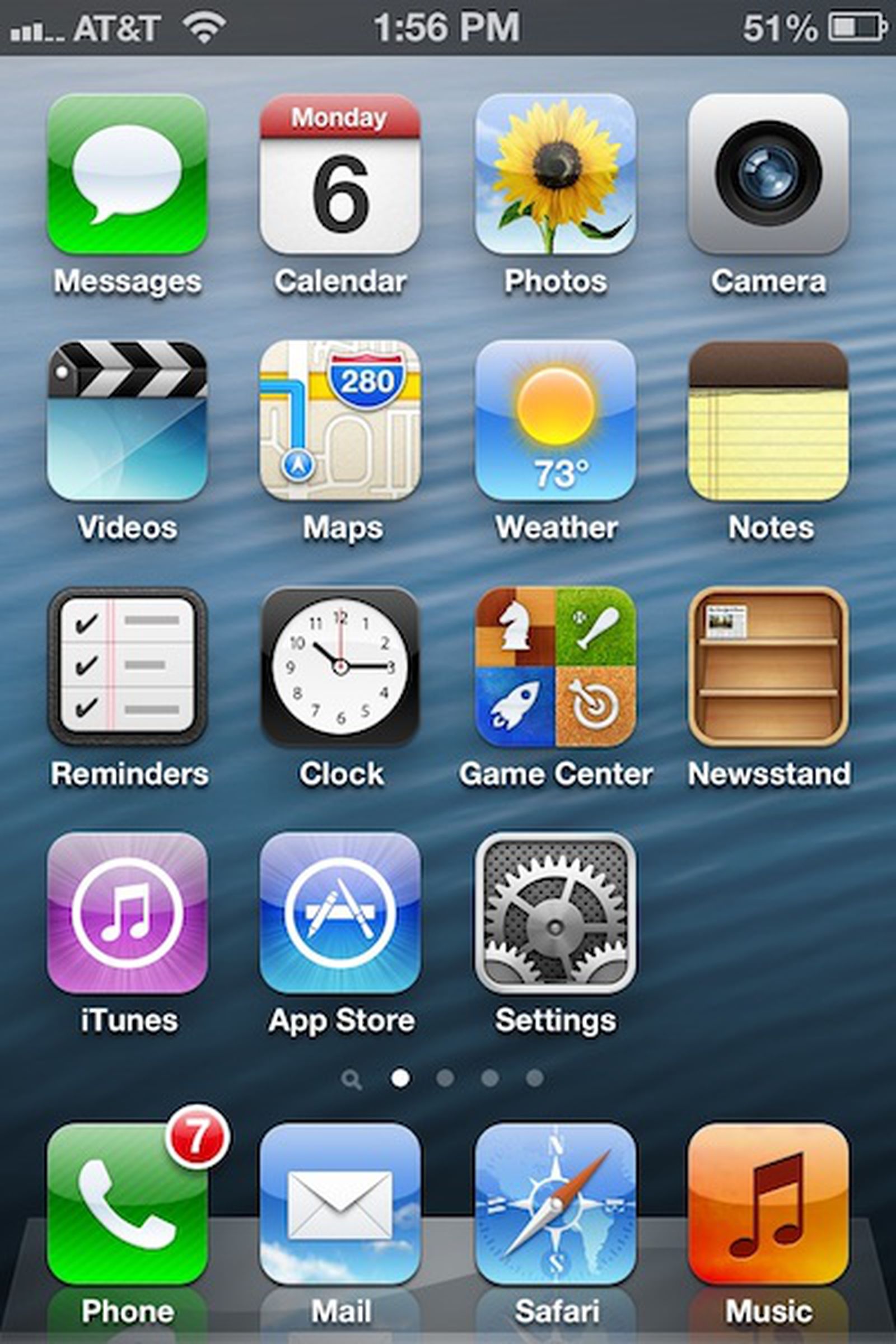 Домашний экран iOS 6: глянцевые, объёмные и предметно узнаваемые icons.