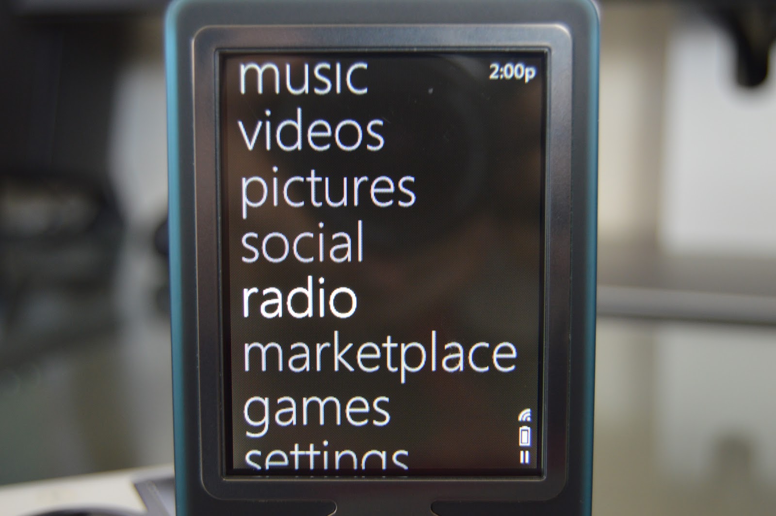 Zune 30: крупная typography становится главным navigation object, а не подписью под button.