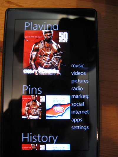 Zune HD Quickplay: Playing, Pins и History существуют на общей поверхности, которую двигают swipe.