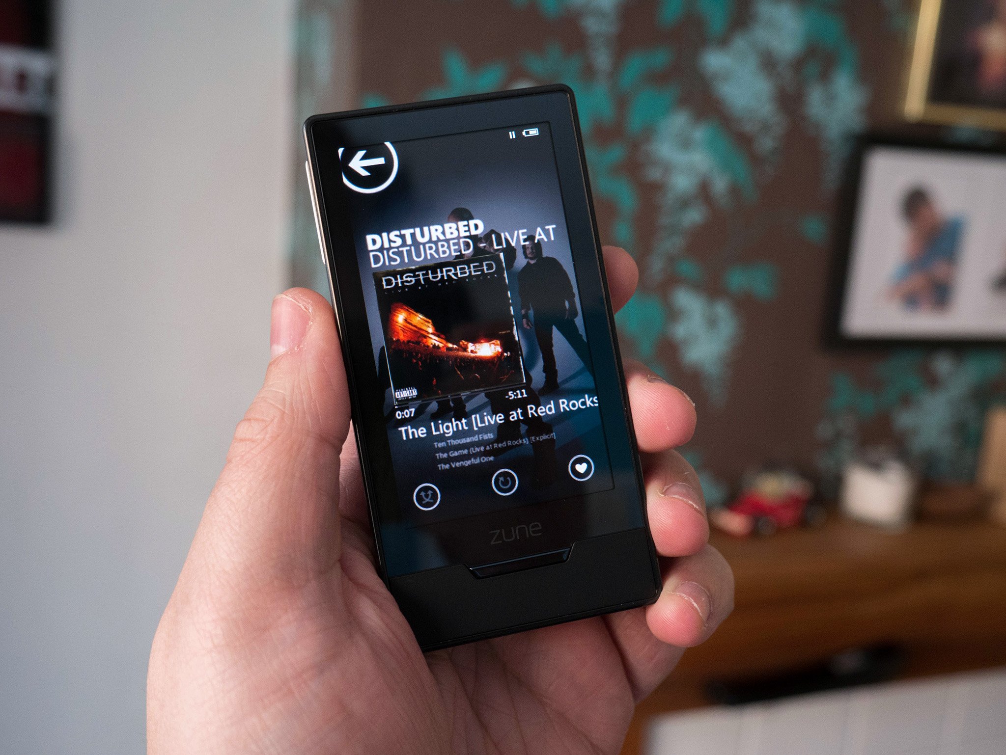 Now Playing на Zune HD: контент, крупный текст и движение вместо традиционного visual chrome.